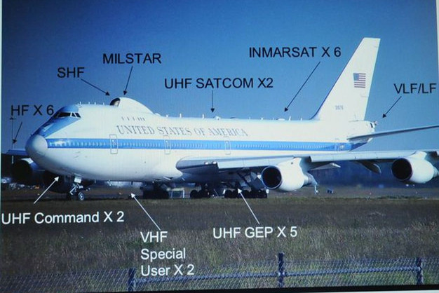 ben trong may bay ngay tan the luon theo sat chuyen co tong thong my