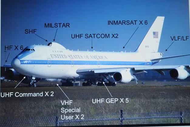 ben trong may bay ngay tan the luon theo sat chuyen co tong thong my