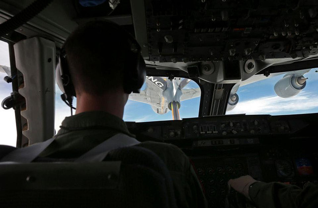 ben trong may bay ngay tan the luon theo sat chuyen co tong thong my