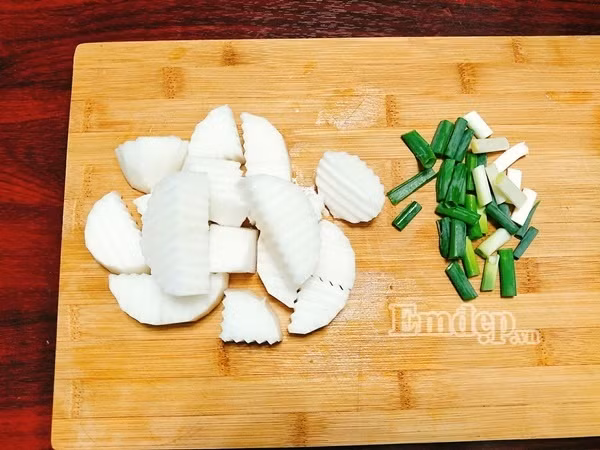 mon ngon ngay he canh duoi heo ham cu cai ngot mat giau dinh duong