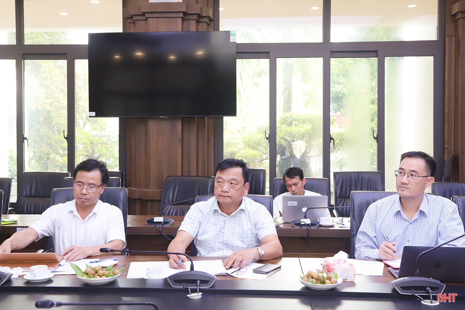 Phó Chủ tịch UBND tỉnh Hồ Huy Thành và các đại biểu tại buổi làm việc.