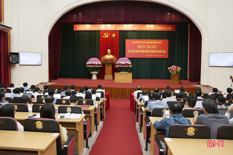 Đại biểu điểm cầu Hà Tĩnh nghe quán triệt chuyên đề "kết quả bước đầu vận hành chính quyền địa phương hai cấp; những vấn đề đặt ra và giải pháp trong thời gian tới."... bqbht_br_img-6442-1.jpg