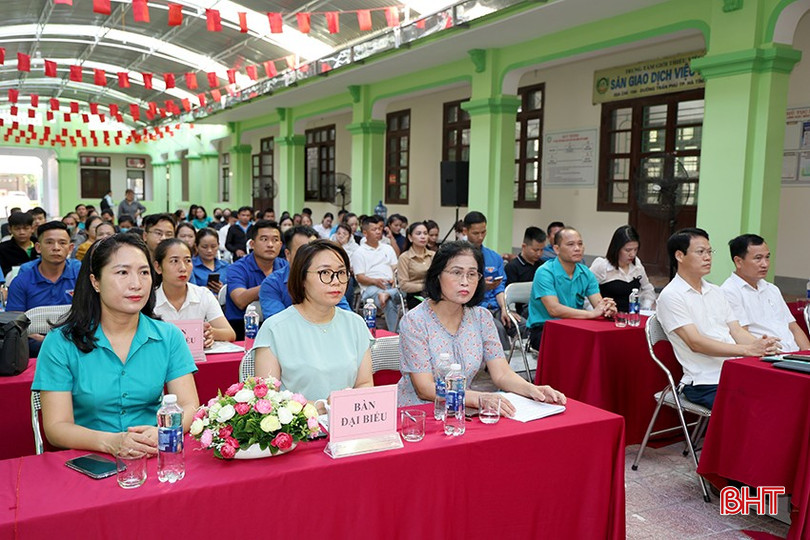 Các đại biểu và đông đảo người lao động tham dự hội chợ việc làm. bqbht_br_img-7288-1.jpg