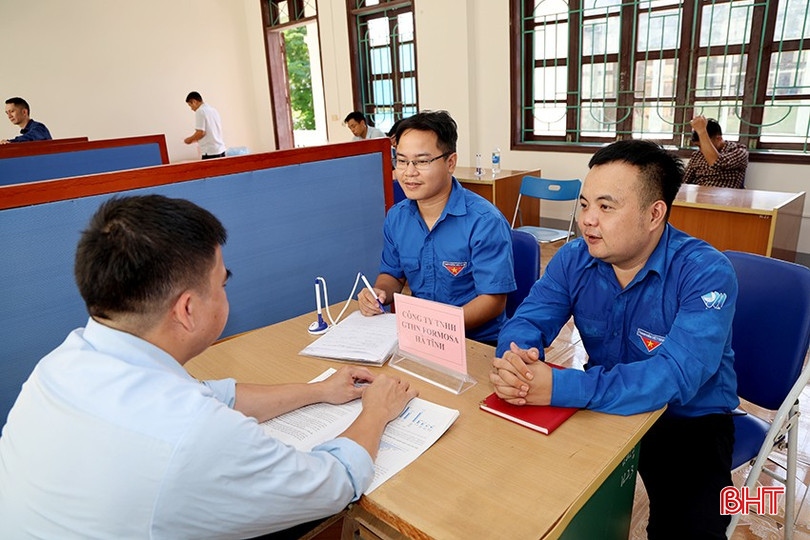 Đại diện Công ty TNHH Gang thép Hưng Nghiệp Fomosa Hà Tĩnh phỏng vấn tuyển dụng lao động tại hội chợ việc làm. bqbht_br_img-7330-1.jpg