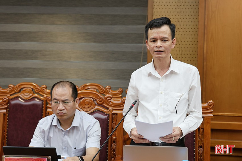 Đồng chí Đặng Quốc Việt - Trưởng phòng Cơ yếu - Công nghệ Thông tin, Văn phòng Tỉnh ủy trình bày báo cáo tại buổi làm việc. bqbht_br_img-5196-anh-1.jpg