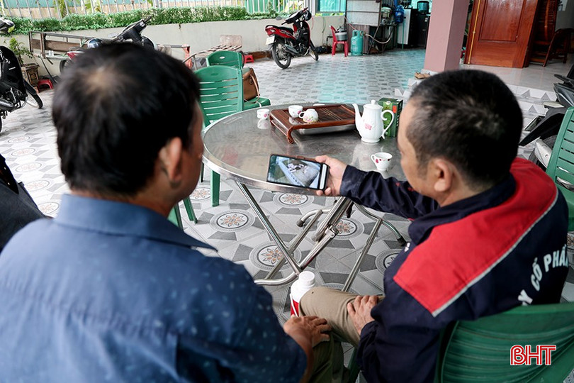 Ông Trần Văn Sơn theo dõi đàn lợn qua hệ thống camera giám sát. bqbht_br_img-5731-1.jpg