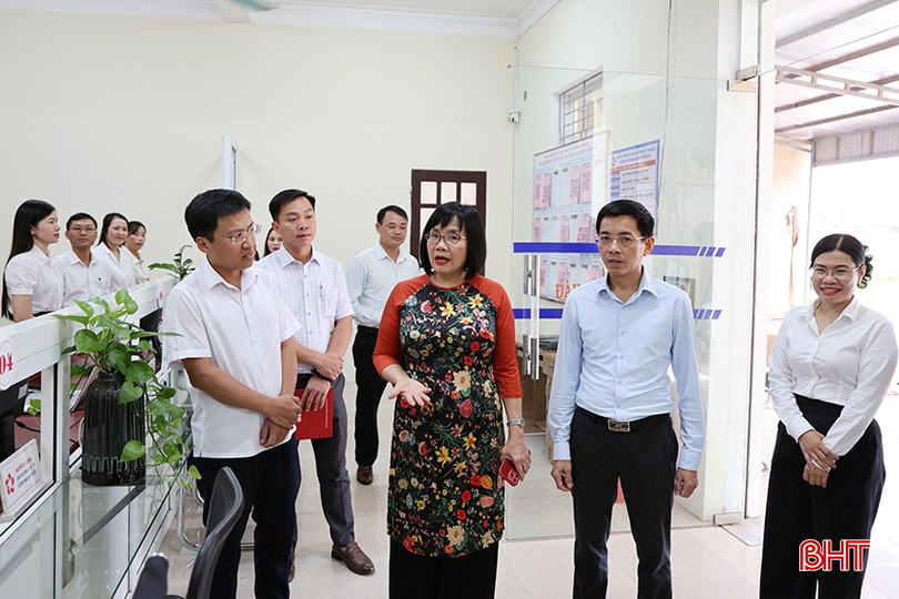Thứ trưởng Bộ Tư pháp Đặng Hoàng Oanh kiểm tra tại Trung tâm Phục vụ Hành chính công phường Trần Phú. bqbht_br_img-9663.jpg