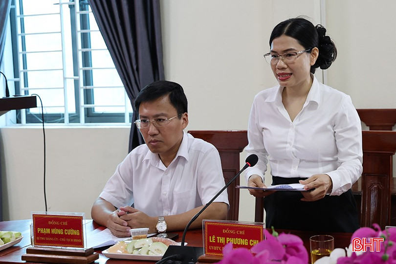Đồng chí Lê Thị Phương Chi - Phó Chủ tịch UBND, Giám đốc Trung tâm Phục vụ Hành chính công phường Trần Phú báo cáo tại buổi làm việc. bqbht_br_img-9782.jpg