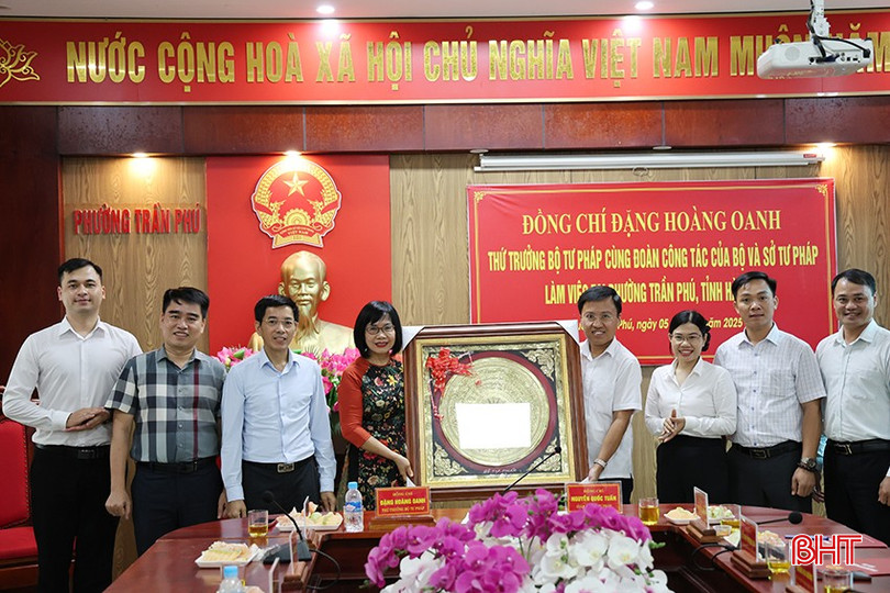 Thứ trưởng Bộ Tư pháp tặng quà lưu niệm cho phường Trần Phú. bqbht_br_img-9862.jpg
