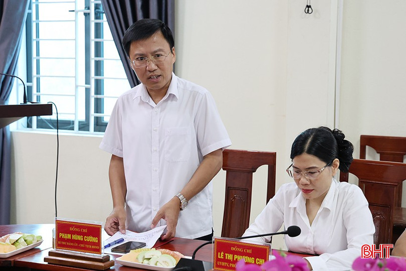 Đồng chí Phạm Hùng Cường - Bí thư Đảng ủy, Chủ tịch HĐND phường Trần Phú phát biểu tại buổi làm việc. bqbht_br_img-9837.jpg