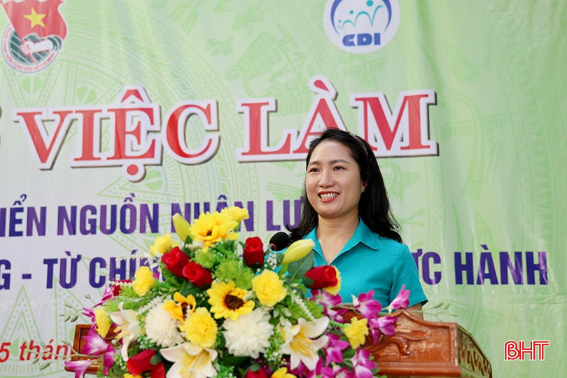 Giám đốc Trung tâm Dịch vụ việc làm Hà Tĩnh Nguyễn Thị Thanh Hương cung cấp thông tin về thị trường lao động trong và ngoài nước. bqbht_br_1222.jpg