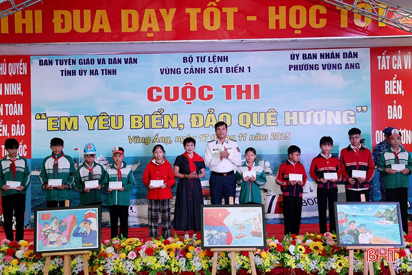 ...dan menganugerahkan biasiswa kepada pelajar. bqbht_br_img-9144-1.jpg