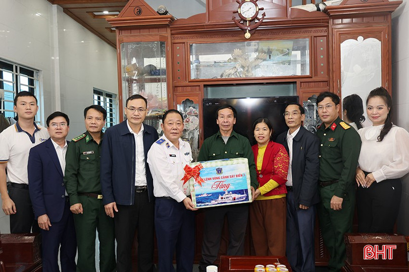 Pada kesempatan ini, Komando Wilayah Pengawal Pantai 1 turut menyampaikan hadiah kepada dua keluarga polisi di wad Vung Ang. bqbht_br_img-9111-1.jpg