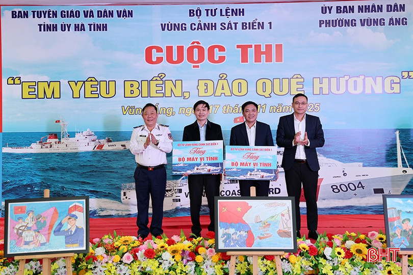 Jawatankuasa Penganjur program memberikan hadiah kepada Sekolah Menengah Ky Thinh dan Sekolah Menengah Ky Long. bqbht_br_img-9134-11.jpg