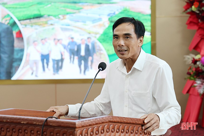 Ông Phan Hoành Sơn - xã Đức Thịnh chia sẻ về mô hình nuôi lợn hữu cơ liên kết với Công ty CP Tập đoàn Quế Lâm. bqbht_br_img-0138.jpg
