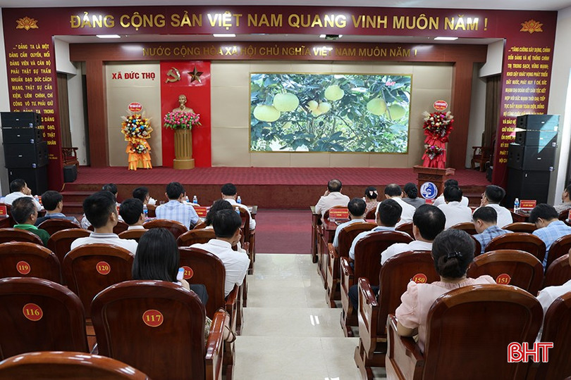 Các đại biểu xem báo cáo bằng hình ảnh về kết quả thực hiện mô hình nông nghiệp hữu cơ, tuần hoàn. bqbht_br_img-0131.jpg