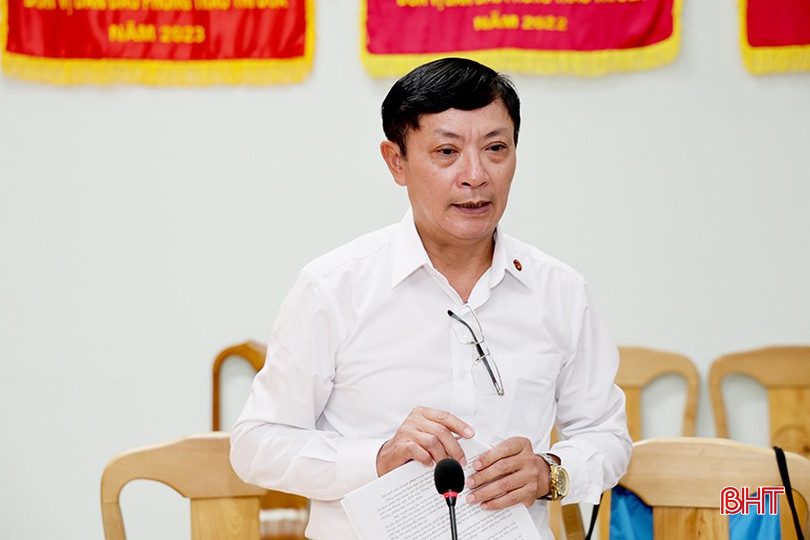 Đồng chí Khuất Văn Quý - Phó Cục trưởng Cục Văn hóa cơ sở, Gia đình và Thư viện, Bộ VH, TT&DL làm rõ một số kiến nghị của tỉnh. bqbht_br_img-7204-1.jpg