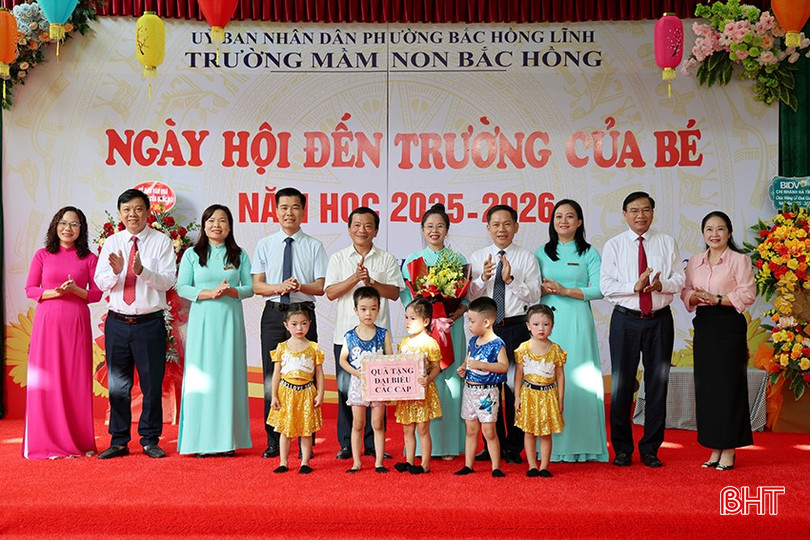 ... và lãnh đạo tỉnh, UBND phường Bắc Hồng Lĩnh chúc mừng Trường Mầm non Bắc Hồng. bqbht_br_img-7028-1.jpg