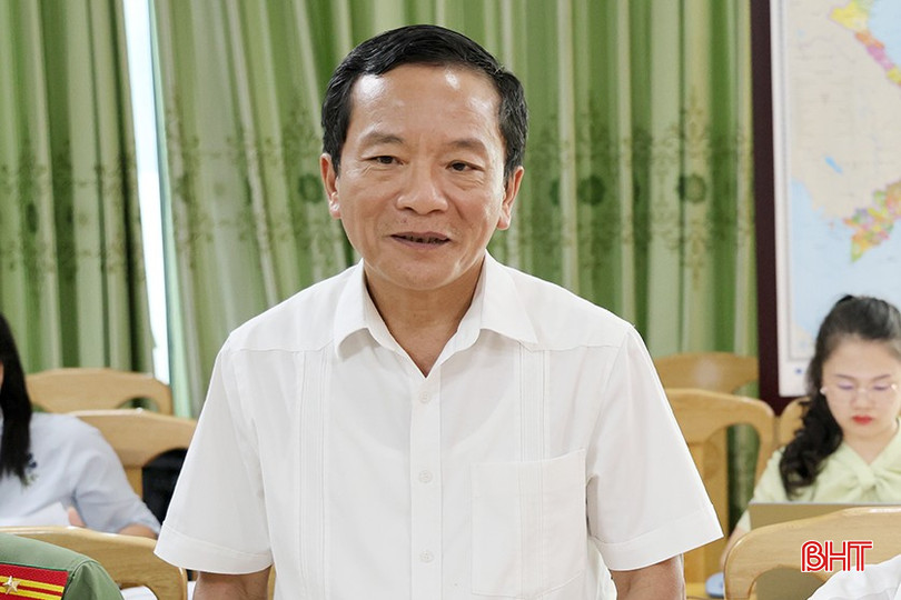 Phó Chủ tịch HĐND tỉnh Trần Văn Kỳ trao đổi thêm một số nội dung liên quan đến việc thực hiện chính sách, pháp luật về phòng chống bạo lực gia đình. bqbht_br_img-7222-1.jpg