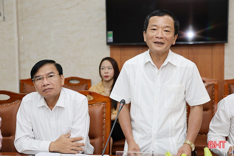 Đồng chí Trần Văn Kỳ - Phó Chủ tịch HĐND tỉnh trao đổi một số nội dung tại buổi làm việc. bqbht_br_img-7137-1.jpg