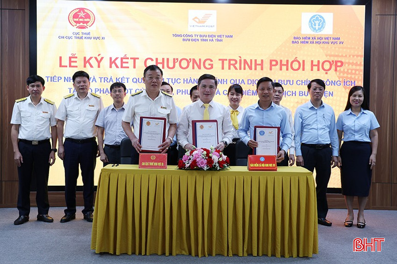 Các đại biểu ký kết chương trình phối hợp. bqbht_br_img-9270.jpg