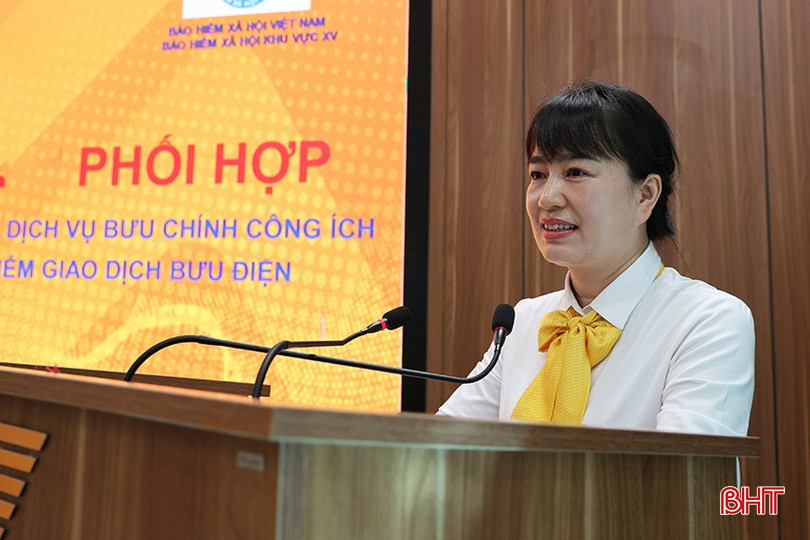 Bà Nguyễn Thị Thu Hà – Phó Giám đốc Bưu điện tỉnh Hà Tĩnh báo cáo kết quả công tác phối hợp tiếp nhận và chuyển trả kết quả giải quyết TTHC qua dịch vụ bưu chính công ích. bqbht_br_img-9220.jpg