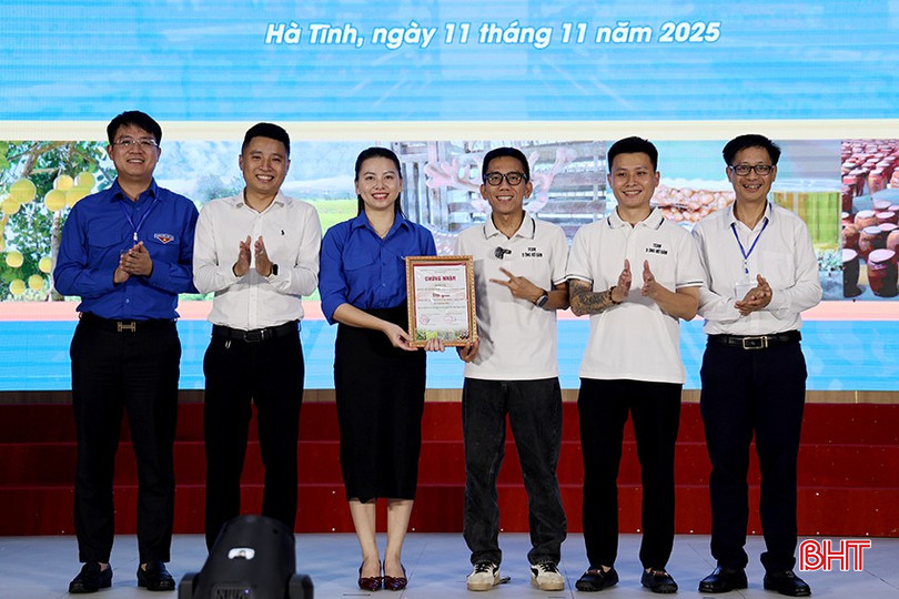 Đại diện Ban tổ chức trao giải phụ cho đội thi Đoàn xã Thiên Cầm và kênh &quot;3 ông bố đảm&quot;.