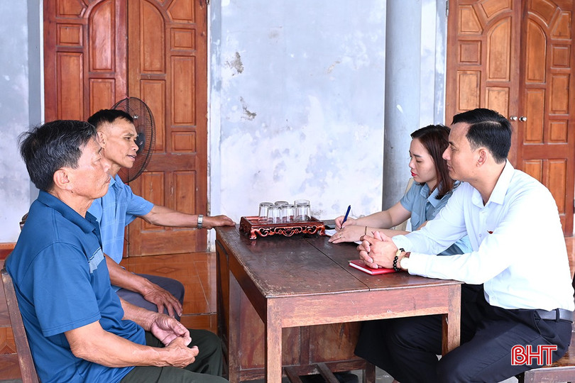 Thường trực HĐND xã Cẩm Hưng trực tiếp về địa bàn nắm bắt các nội dung còn tồn đọng. bqbht_br_dsc-79x29.jpg