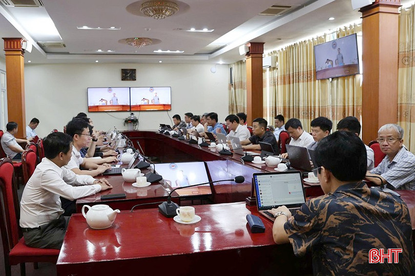 Toàn cảnh điểm cầu Hà Tĩnh. bqbht_br_z6716562745227-592c8b80e5141e1b2256650149bb45e9.jpg