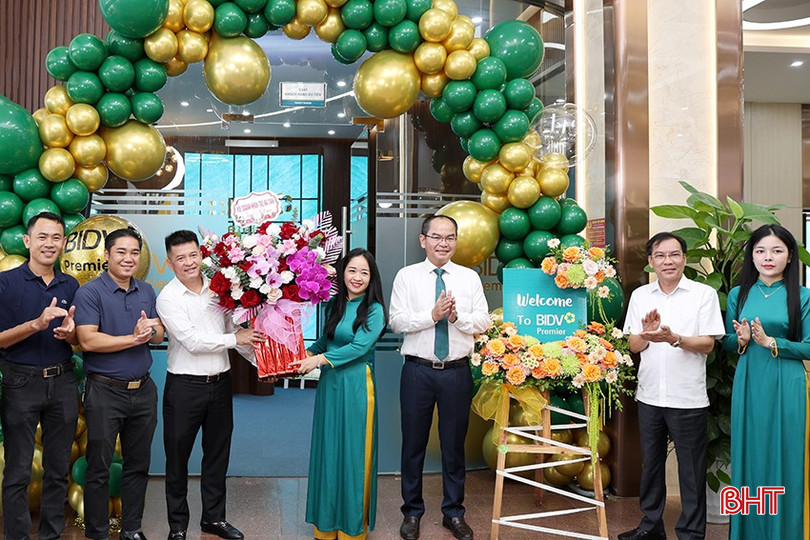 Đại biểu tham dự lễ ra mắt tặng hoa chúc mừng BIDV chi nhánh Hà Tĩnh. bqbht_br_img-5623.jpg