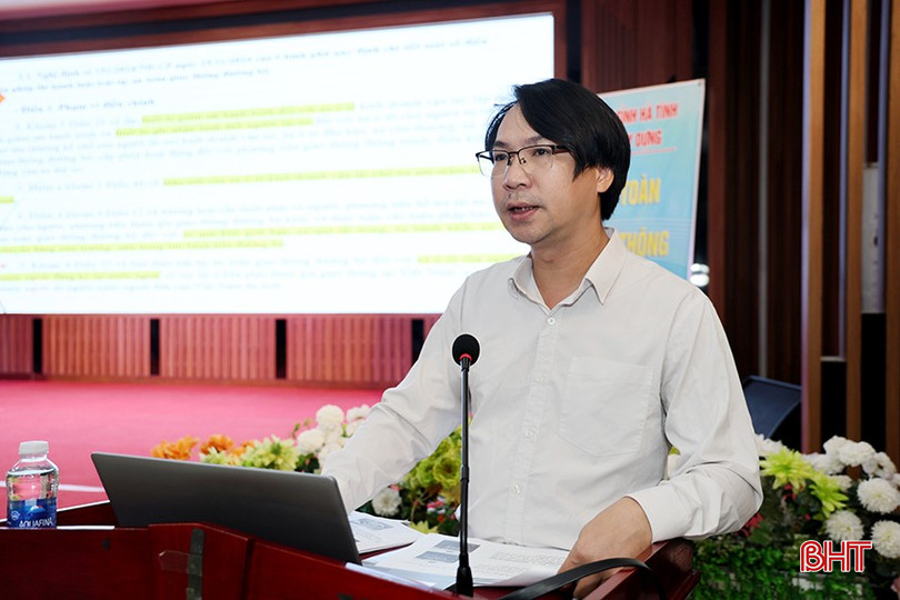 Ông Đoàn Hoài Nam – Chuyên viên phòng Quản lý vận tải, phương tiện và an toàn giao thông, Sở Xây dựng Hà Tĩnh quán triệt một số nội dung cơ bản về kinh doanh và điều kiện kinh doanh vận tải. bqbht_br_img-8509-1.jpg