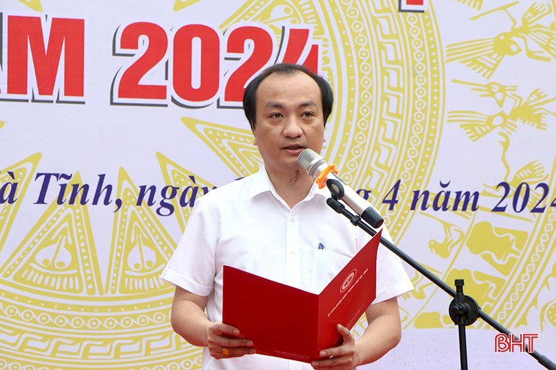 Phó Chủ tịch UBND thành phố Nguyễn Duy Đức: Hưởng ứng Ngày sách và Văn hóa đọc Việt Nam năm 2024 với thông điệp: “Sách hay cần bạn đọc”, “Sách quý tặng bạn”, “Tặng sách hay - Mua sách thật”, “Sách hay: Mắt đọc - Tai nghe”, đề nghị các cấp, các ngành, cơ quan, đơn vị, địa phương tiếp tục tăng cường công tác thông tin, tuyên truyền, tạo sự chuyển biến về nhận thức của mỗi người trong việc đọc sách; tham gia sưu tầm, sáng tác, xuất bản, in, phát hành, lưu giữ, quảng bá những cuốn sách hay; đẩy mạnh tổ chức các hoạt động hưởng ứng ngày một cách thiết thực, hiệu quả.