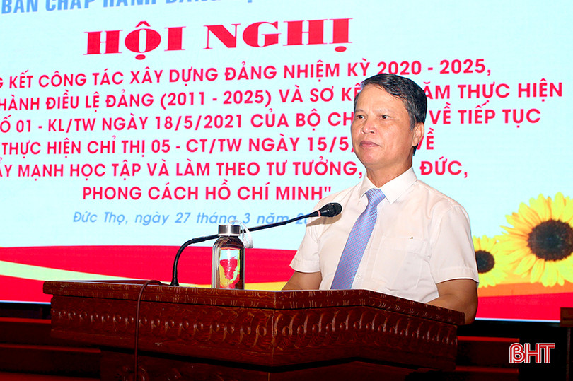 Phó Bí thư Thường trực Huyện ủy - Chủ tịch HĐND huyện Đặng Giang Trung trình bày báo cáo tổng kết công tác xây dựng Đảng nhiệm kỳ 2020 - 2025.