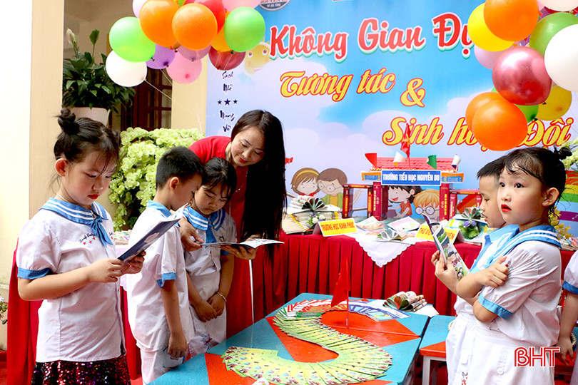 Nhân dịp này, các học sinh Trường Tiểu học Nguyễn Du cũng được tham gia trải nghiệm nhiều hoạt động ý nghĩa khác như: vẽ tranh; đọc sách cùng người thân, tìm hiểu cuốn sách hay; tham gia các trò chơi tìm hiểu về sách...