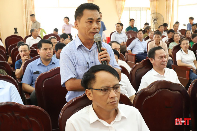 Cử tri Trần Văn Bính, xã Sơn Châu: Hệ thống mương thoát nước trên tuyến QL 8A, đoạn qua thôn Bãi Trạm, xã Sơn Châu dài 300m bị tắc nên hễ mưa xuống là bị ngập, đi lại rất khó khăn.