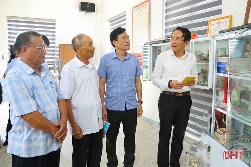 Trước đó, đoàn công tác đã đi khảo sát thực tế tại một số mô hình điển hình "Dân vận khéo" trên địa bàn. Trong ảnh: Đoàn khảo sát tại mô hình Tổ dân phố mẫu, ngôi nhà trí tuệ tổ dân phố Trung Lân, phường Thạch Quý.