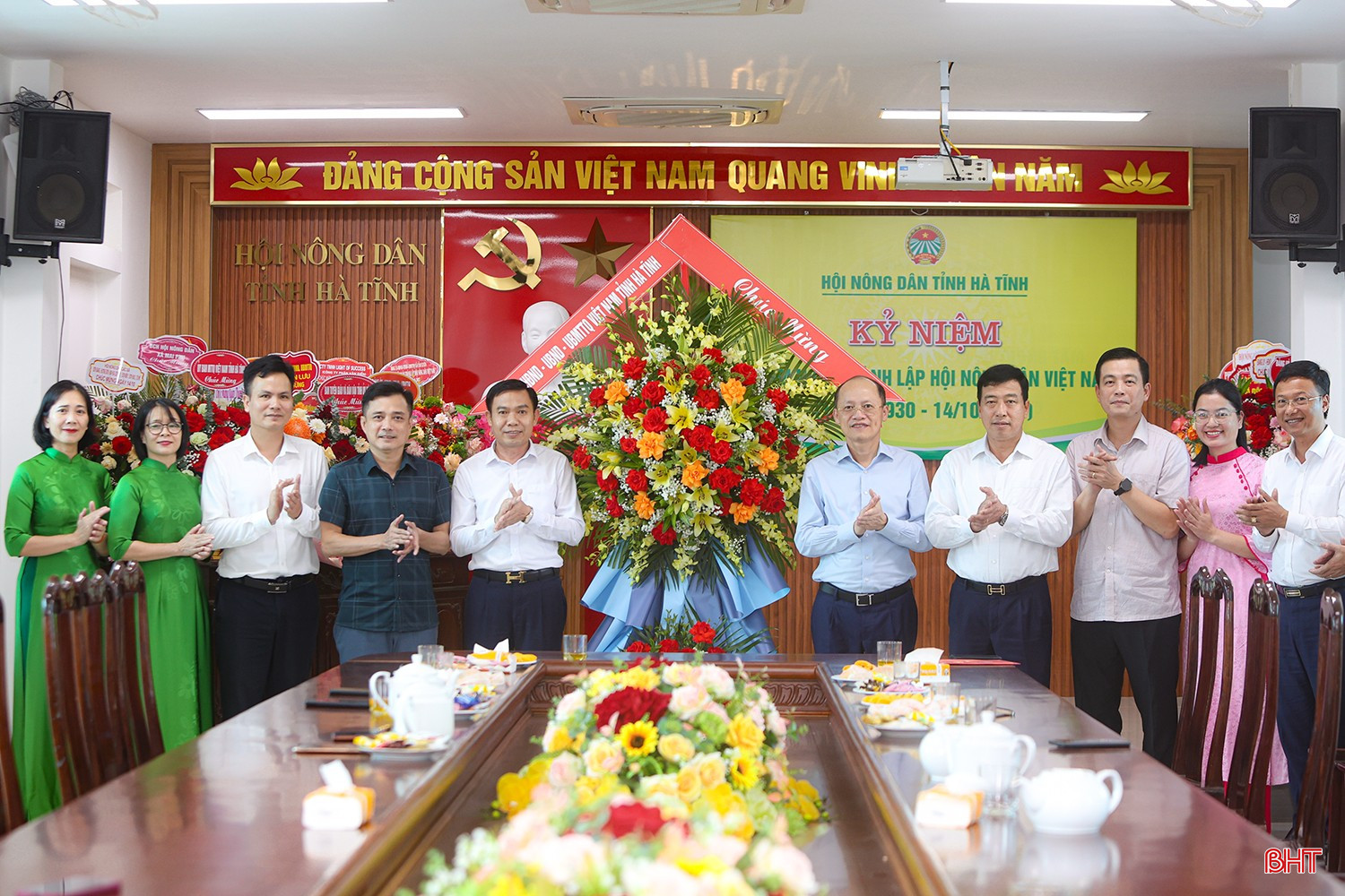 Lãnh đạo tỉnh tặng hoa chúc mừng Hội Nông dân Hà Tĩnh. bqbht_br_aimg-1282.jpg