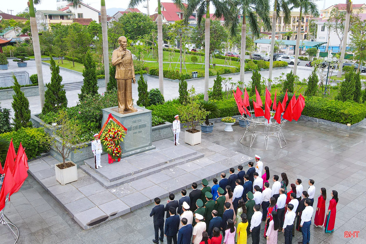 Đoàn thành kính dâng hoa trước tượng đài Bác Hồ. bqbht_br_adji-0585.jpg