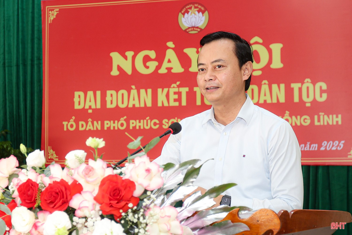 Trưởng ban Tuyên giáo và Dân vận Tỉnh ủy Hà Văn Hùng trò chuyện cùng người dân tổ dân phố.