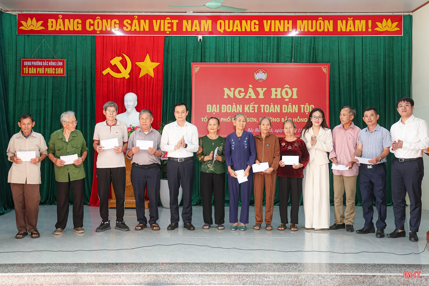 ... và trao 10 suất quà cho các gia đình hoàn cảnh khó khăn.