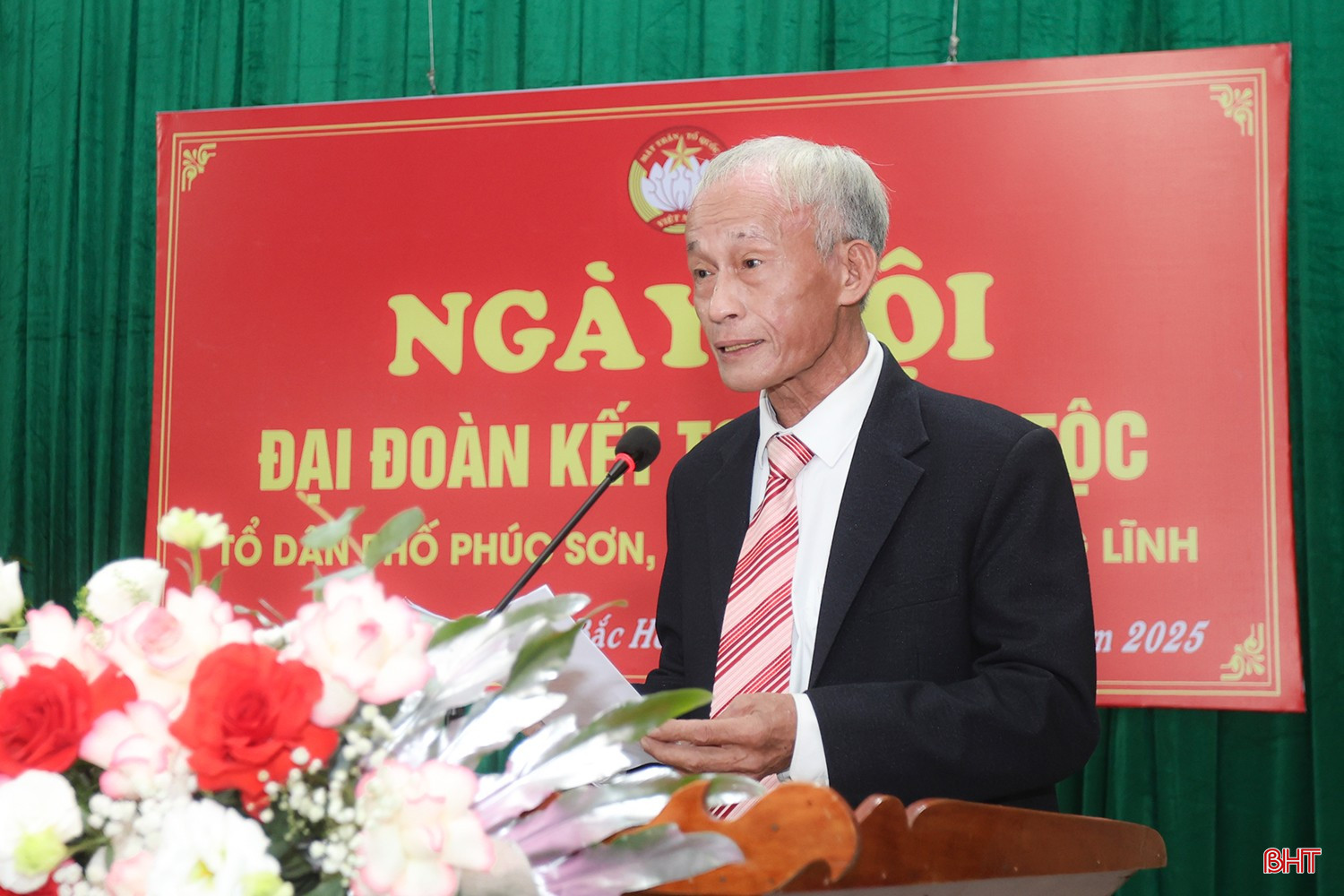 Ông Kiều Đình Thiện - Bí thư Chi bộ, Trưởng ban Công tác Mặt trận TDP Phúc Sơn ôn lại truyền thống MTTQ Việt Nam.