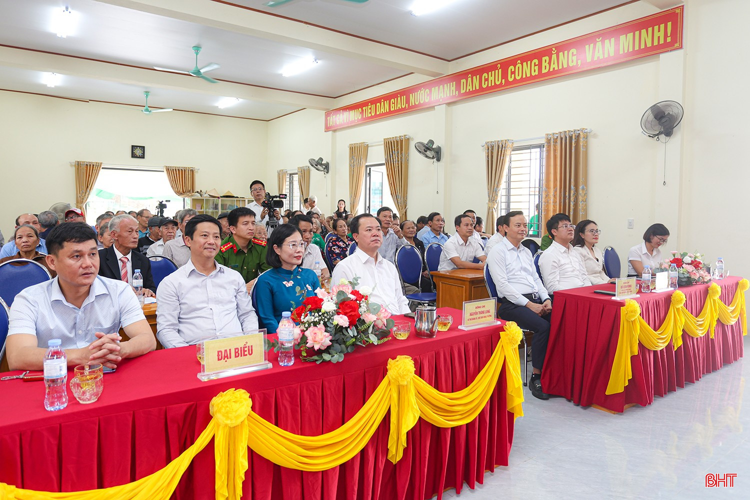 Lãnh đạo tỉnh chung vui Ngày hội Đại đoàn kết toàn dân tộc ở tổ dân phố Phúc Sơn, phường Bắc Hồng Lĩnh.