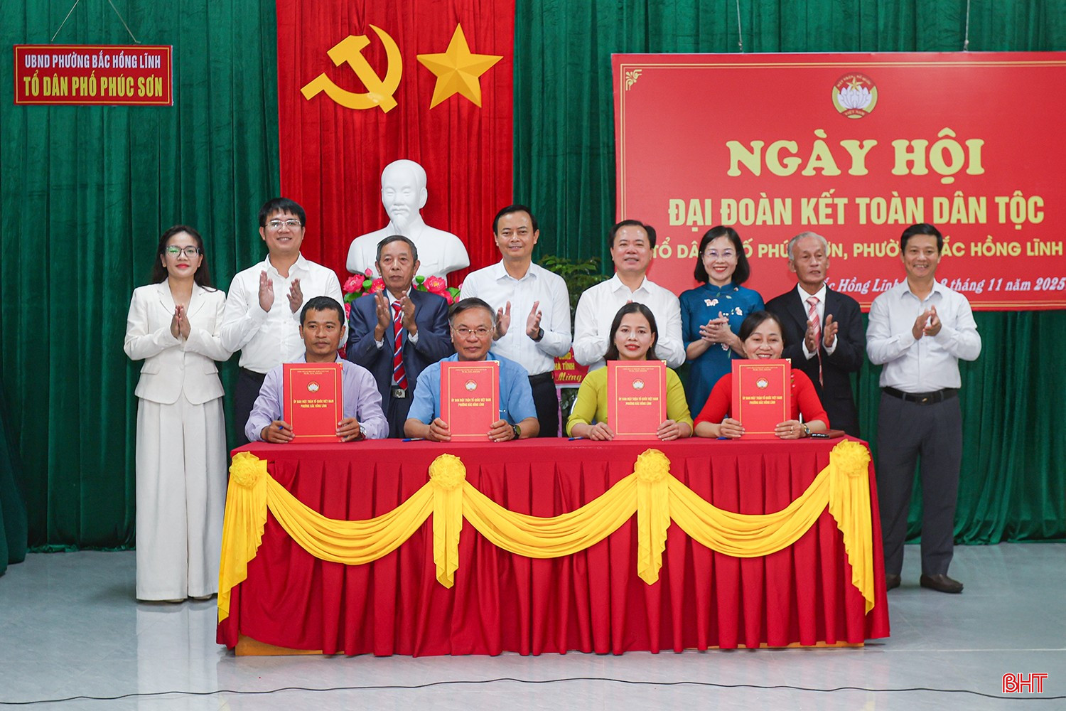 Các đồng chí lãnh đạo tỉnh chứng kiến lễ phát động phong trào và ký cam kết thi đua của TDP Phúc Sơn.