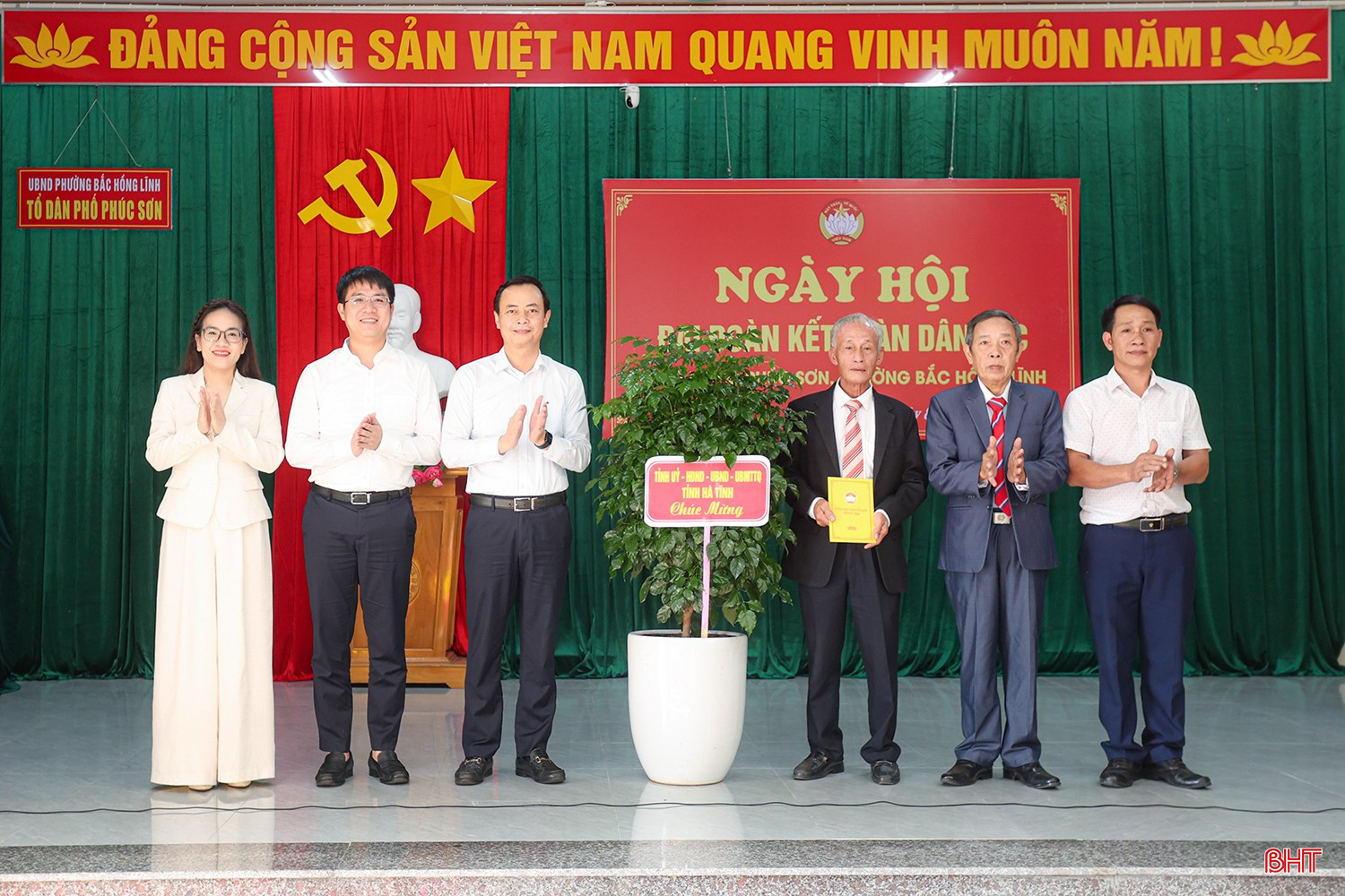 Trưởng ban Tuyên giáo và Dân vận Tỉnh ủy Hà Văn Hùng tặng quà chúc mừng ngày hội...