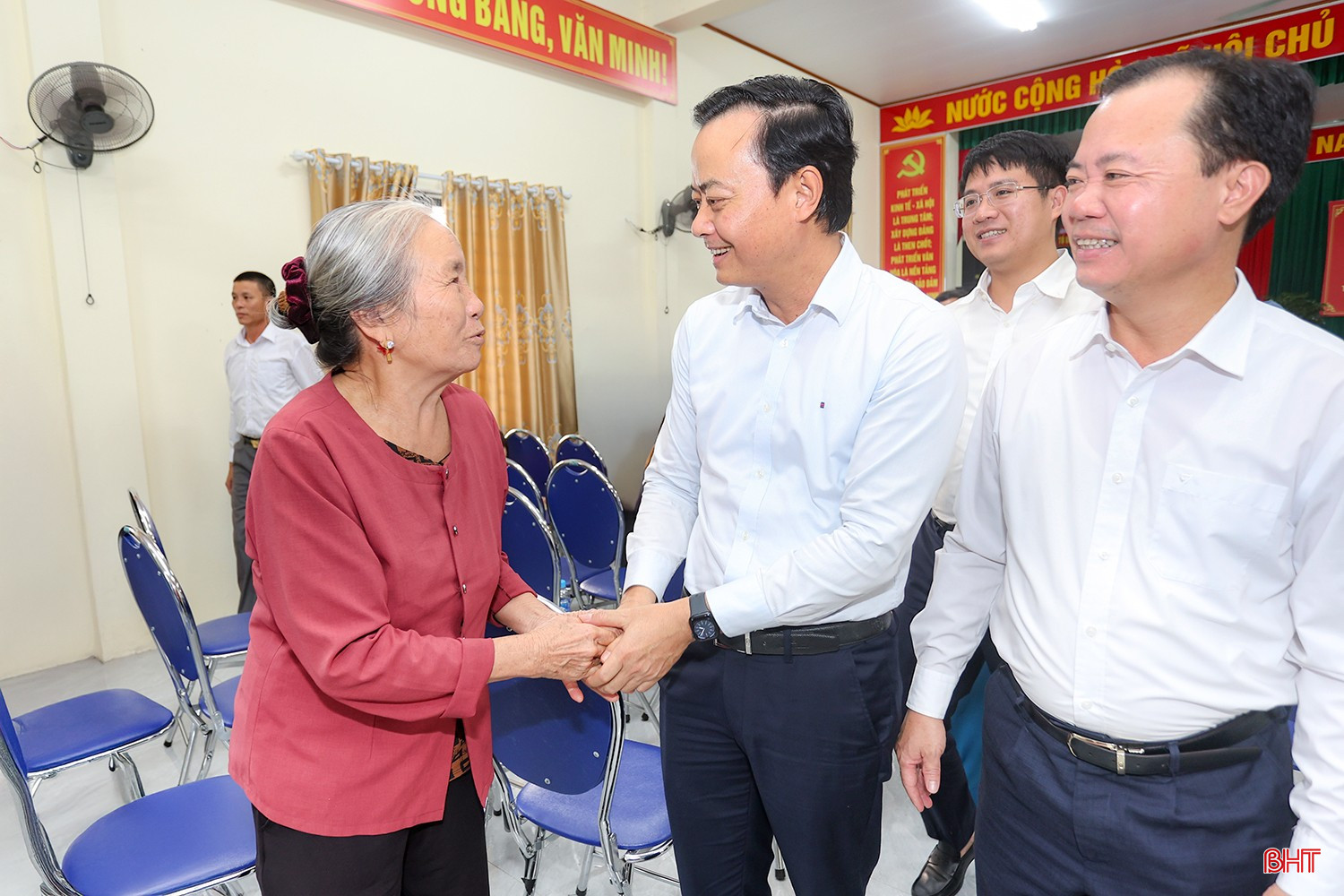 Trưởng ban Tuyên giáo và Dân vận Tỉnh ủy Hà Văn Hùng thăm hỏi người dân TDP Phúc Sơn.