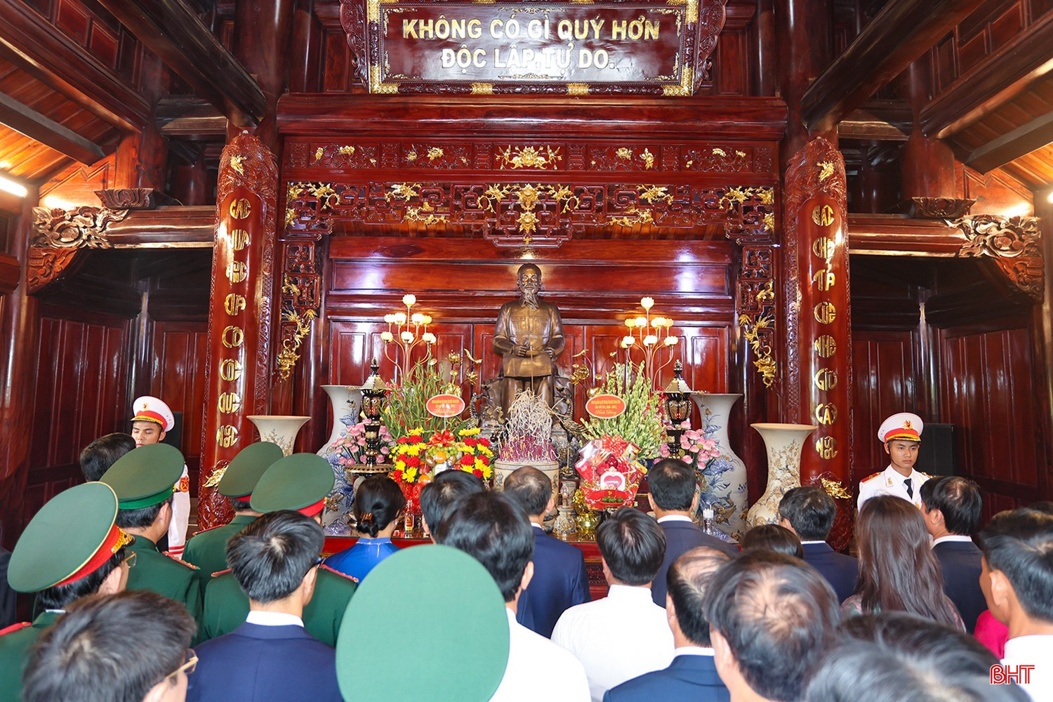 Đoàn đại biểu bày tỏ lòng thành kính, biết ơn vô hạn đối với Chủ tịch Hồ Chí Minh. bqbht_br_aimg-0225.jpg