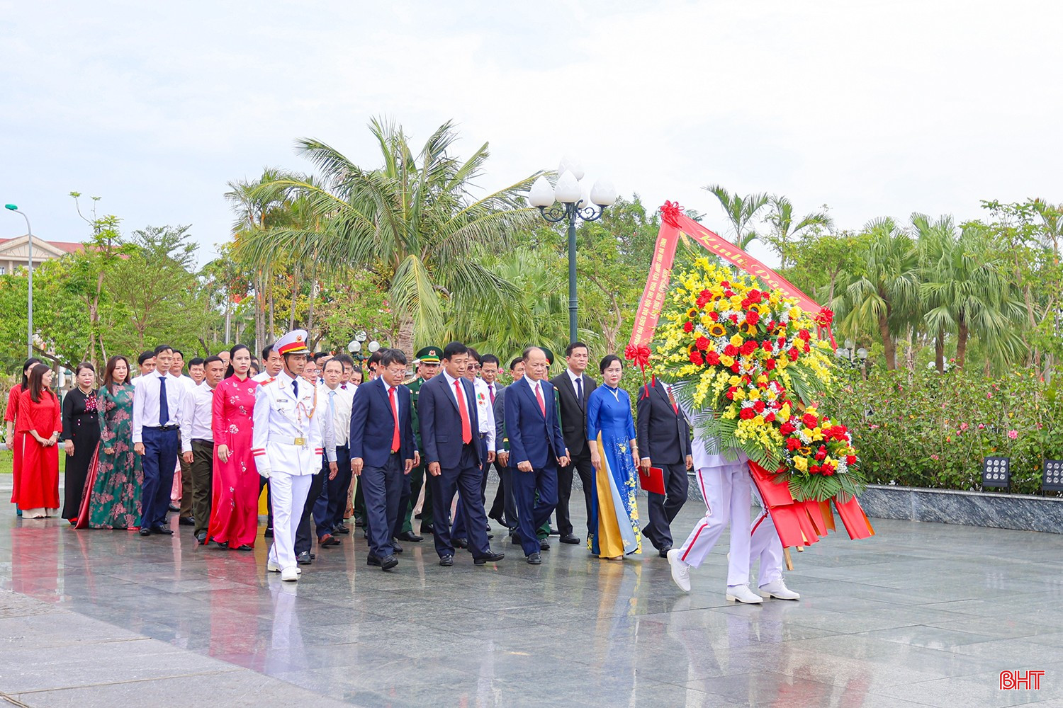 Đoàn đại biểu dâng hoa tại Khu Lưu niệm Bác Hồ về thăm Hà Tĩnh. bqbht_br_aimg-0193.jpg