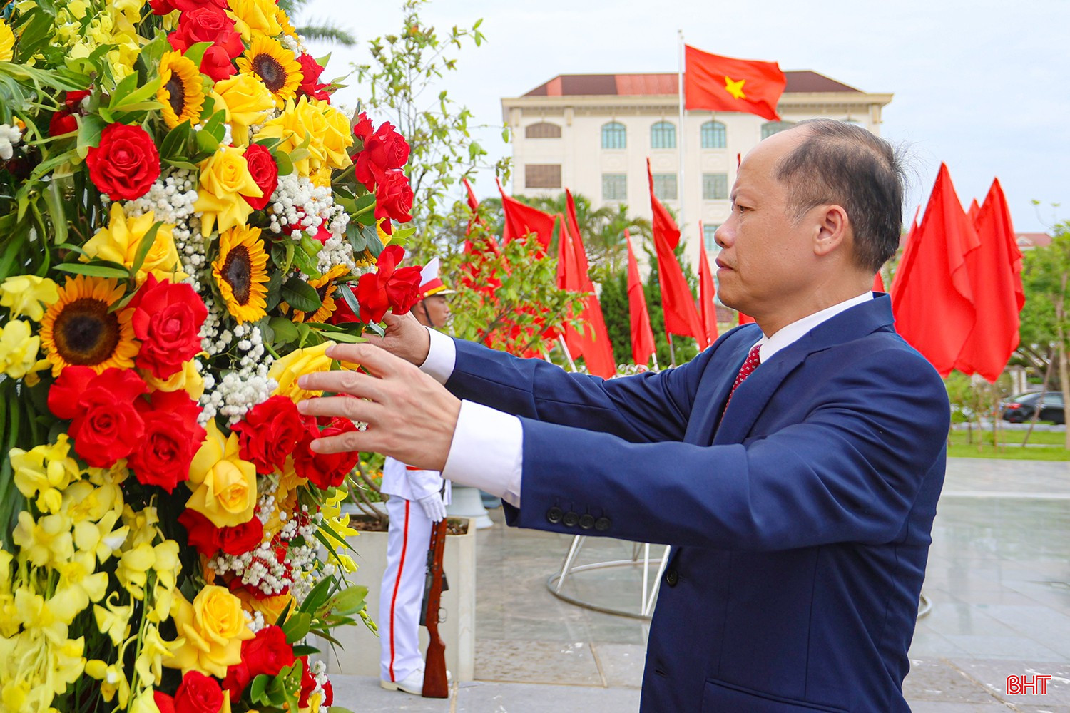 Phó Bí thư Tỉnh ủy - Phó Chủ tịch Thường trực UBND tỉnh Nguyễn Hồng Lĩnh dâng hoa lên tượng đài Bác Hồ. bqbht_br_aimg-0202.jpg