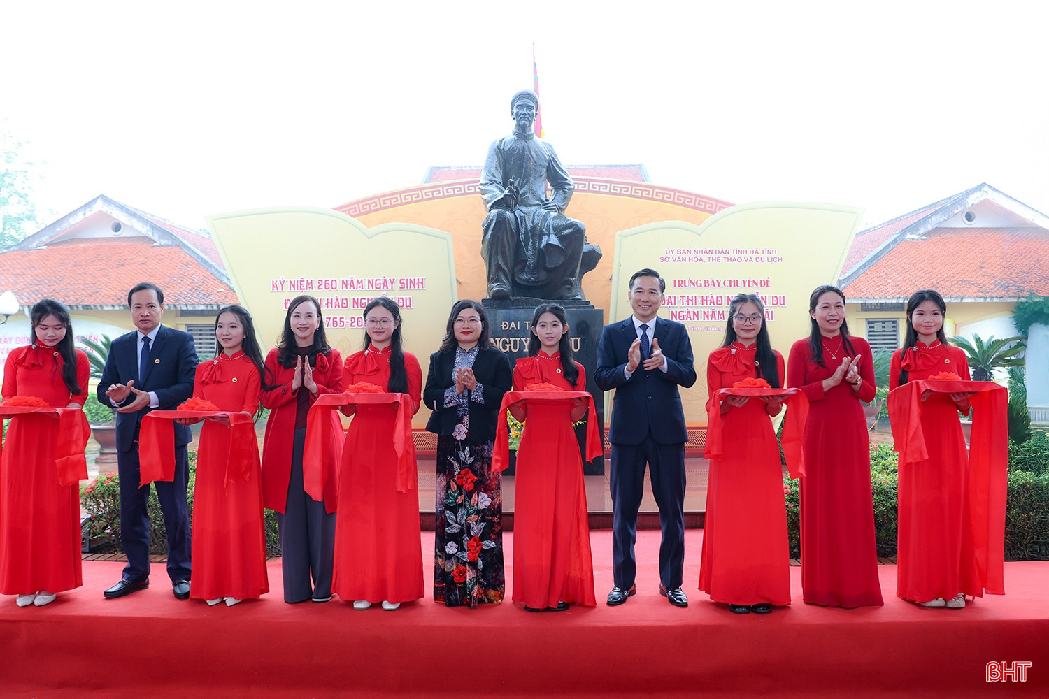 Đại biểu cắt băng khai trương trưng bày chuyên đề.