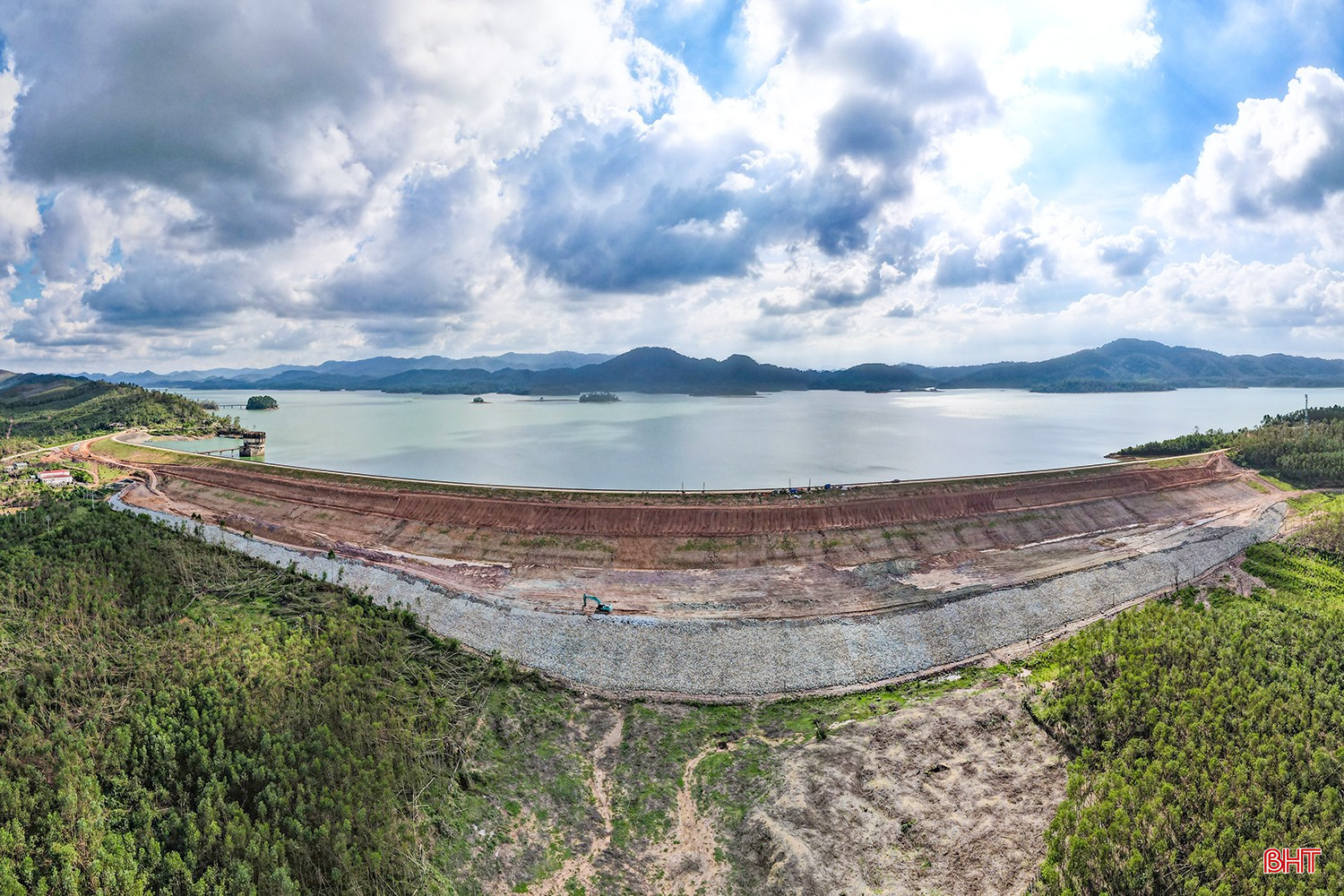ケゴ貯水池は1976年に建設され、貯水容量は3億4,500万立方メートルで、ハティン省で最も重要な灌漑プロジェクトです。ケゴ貯水池は、数万ヘクタールの農地への灌漑だけでなく、下流域の洪水を緩和し、生活用水を供給し、生態系を維持するという役割も担っています。 bqbht_br_adji-0542.jpg